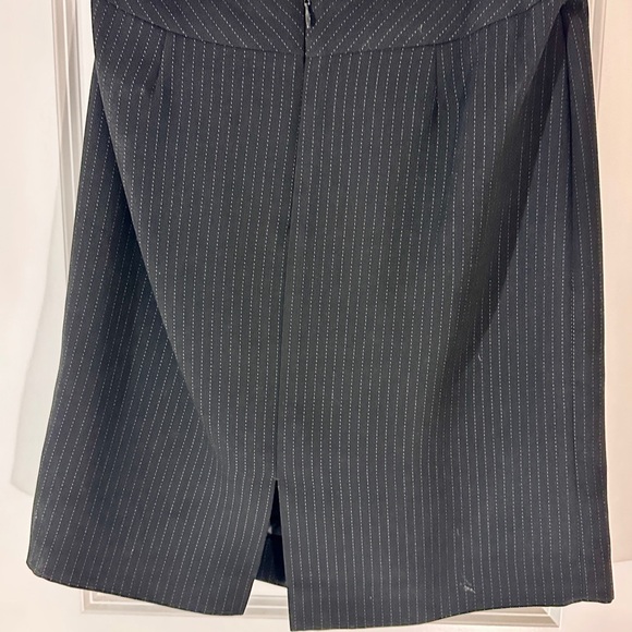 Tahari Petite Size 8 Black Pinstripe Suit – Polished & Professional! - Picture 5 of 5